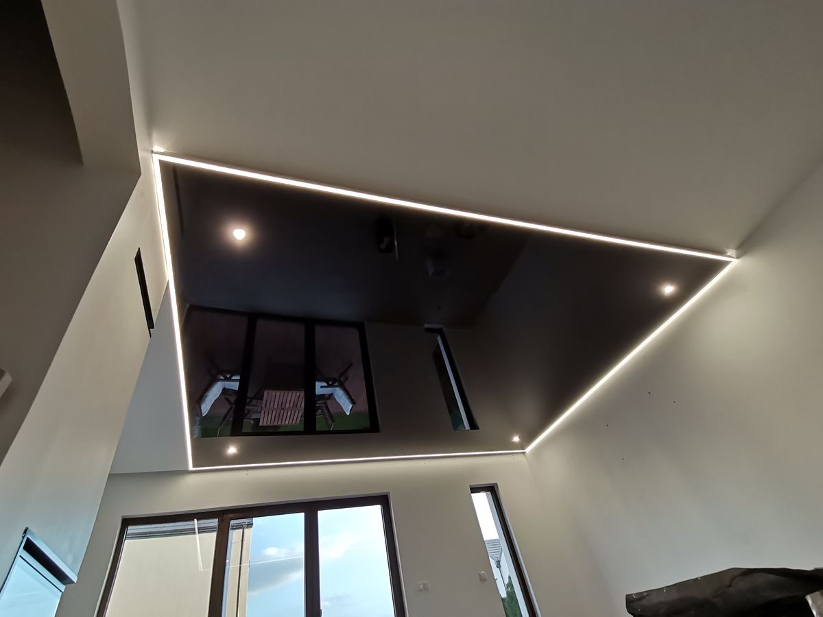 Lakierowany sufit napinany gloss